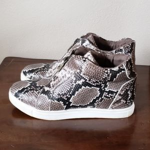 Blondo Women's Waterproof leather snake embossed bootie Size 8